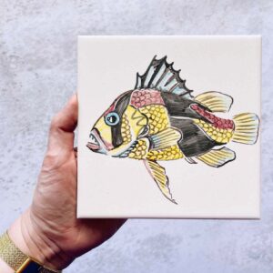 rybka kolorowa namalowana ręcznie na kafelku