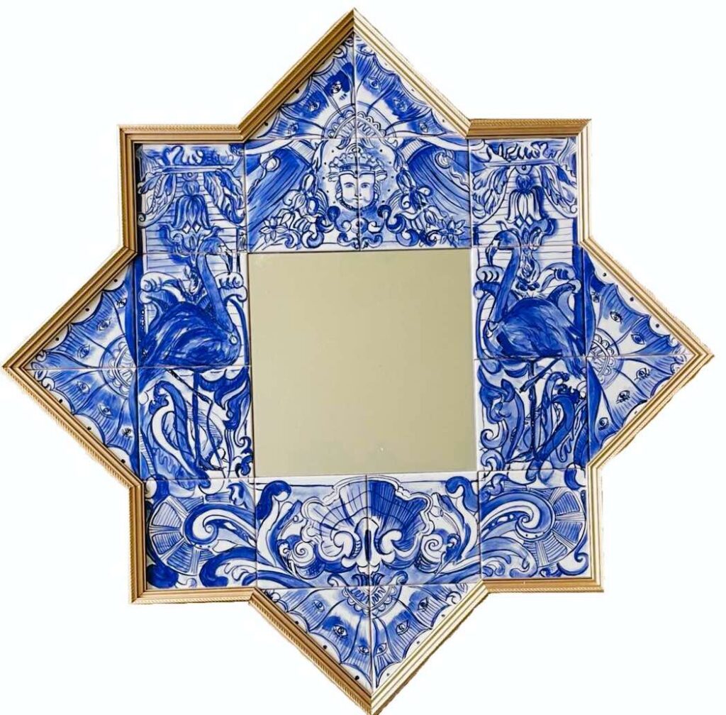 lustro w kształcie ośmioramiennej gwiazdy, z ramą namalowaną ręcznie na kaflach ceramicznych i oprawioną w złoto