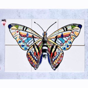 Kolorowy motyl ręcznie namalowany na kafelkach ceramicznych