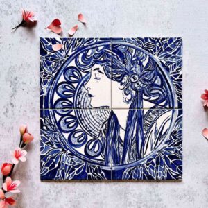 Obraz namalowany na 4 kafelkach przedstawiający kobietę z litografii Muchy