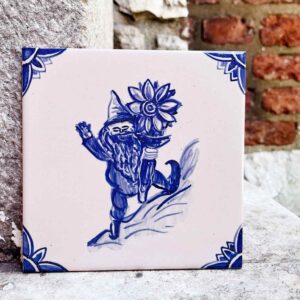 krasnal na tle ceglanego muru