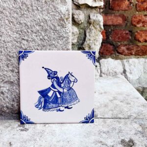 Lajkonik na tle ceglanego muru