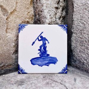 kafelek z Neptunem namalowany na tle kamiennego muru