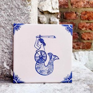 kafelek z syrenką na ceglanym tle