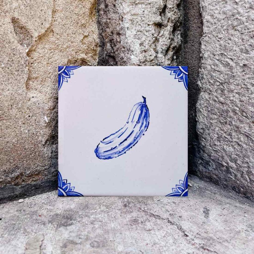 ogórek kiszony namalowany na kafelku ceramicznym, niebieski