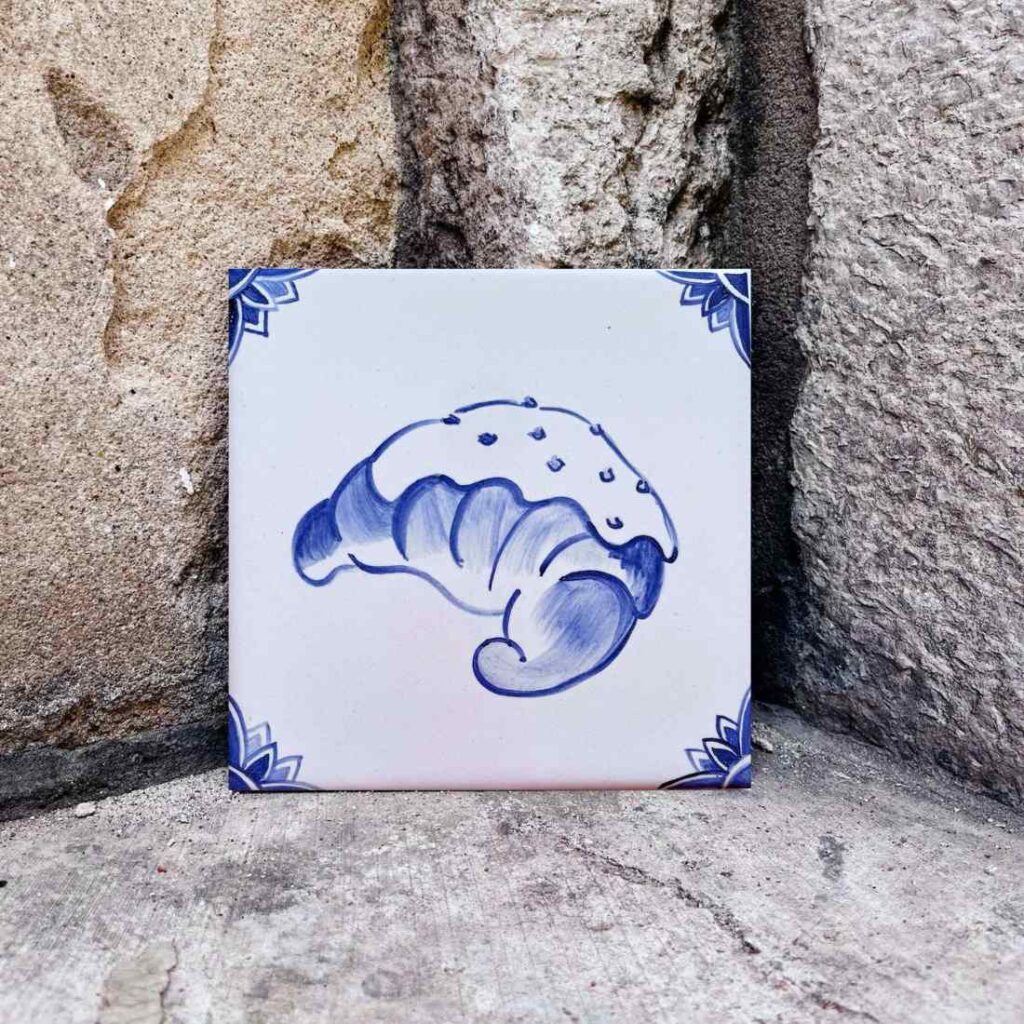 kafelek ręcznie malowany, wzór z rogalem