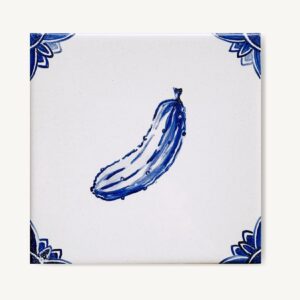 ogórek kiszony namalowany na kafelku ceramicznym, niebieski