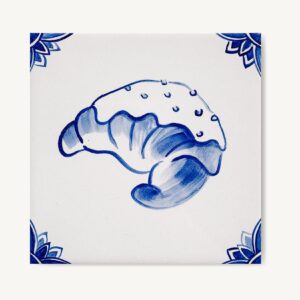 kafelek ręcznie malowany, wzór z rogalem