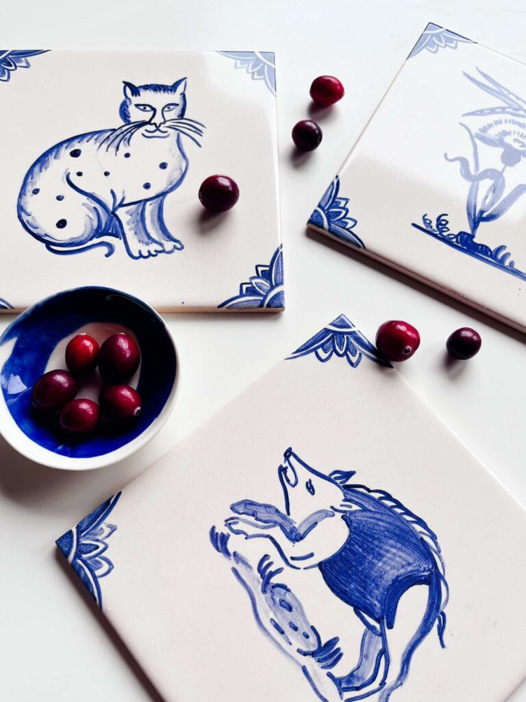 dzik, kot i chaber namalowane na kafelkach