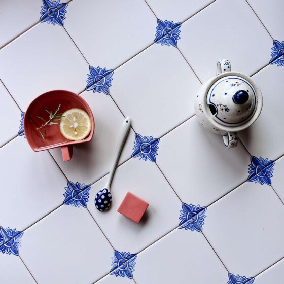 kafelki z delikatnym rysunkiem w rogach