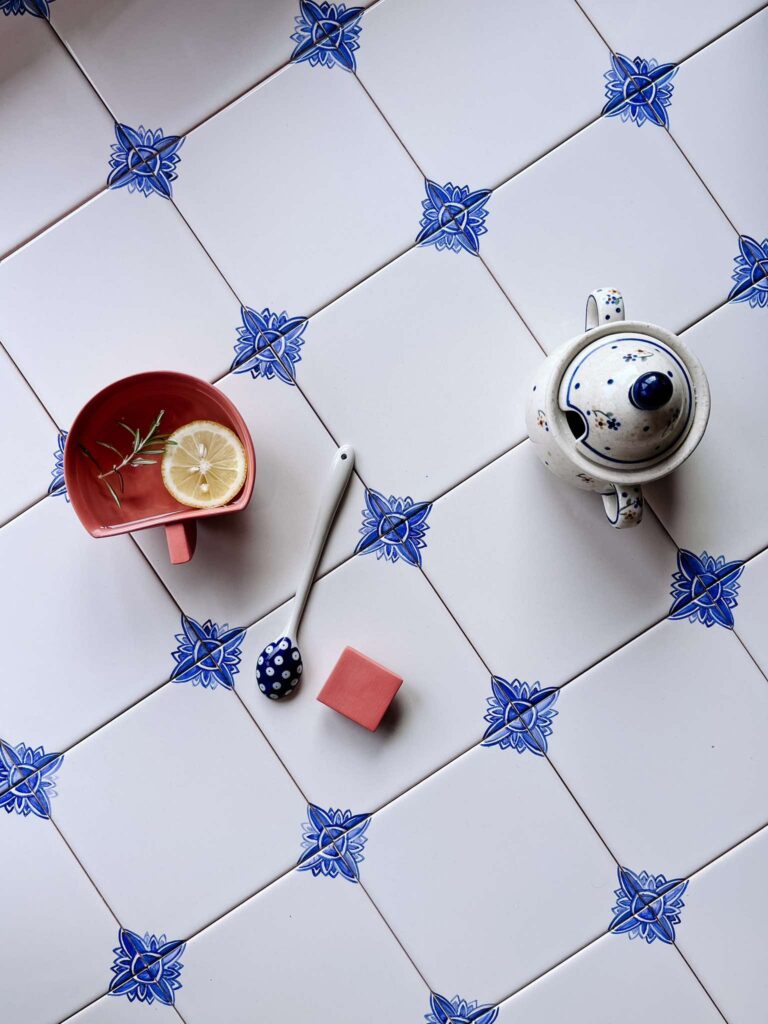 kafelki z delikatnym rysunkiem w rogach