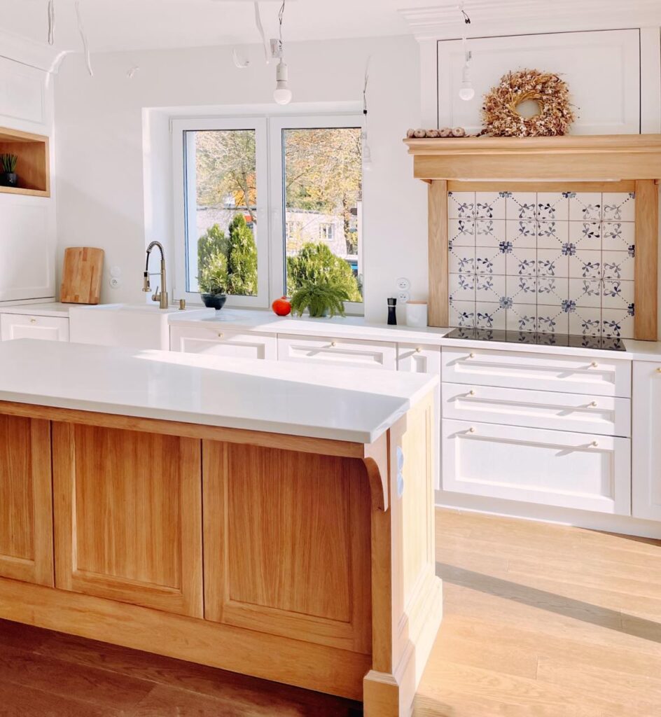 kuchnia w bieli i drewnie z akcentem z niebieskim wzorem na kafelkach
