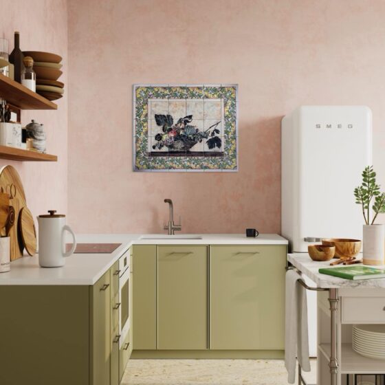 kuchnia z pistacjowymi frontami, różowymi frontami i obrazem z kafli ręcznie malowanym
