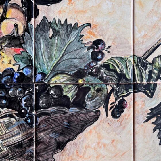 fragment obrazu z koszem owoców namalowanego na podstawie płótna Caravaggio, kafelki ceramiczne, kiście winogron