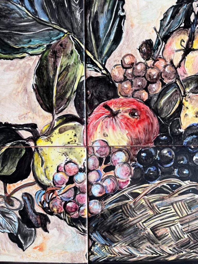 fragment obrazu z koszem owoców namalowanego na podstawie płótna Caravaggio, kafelki ceramiczne