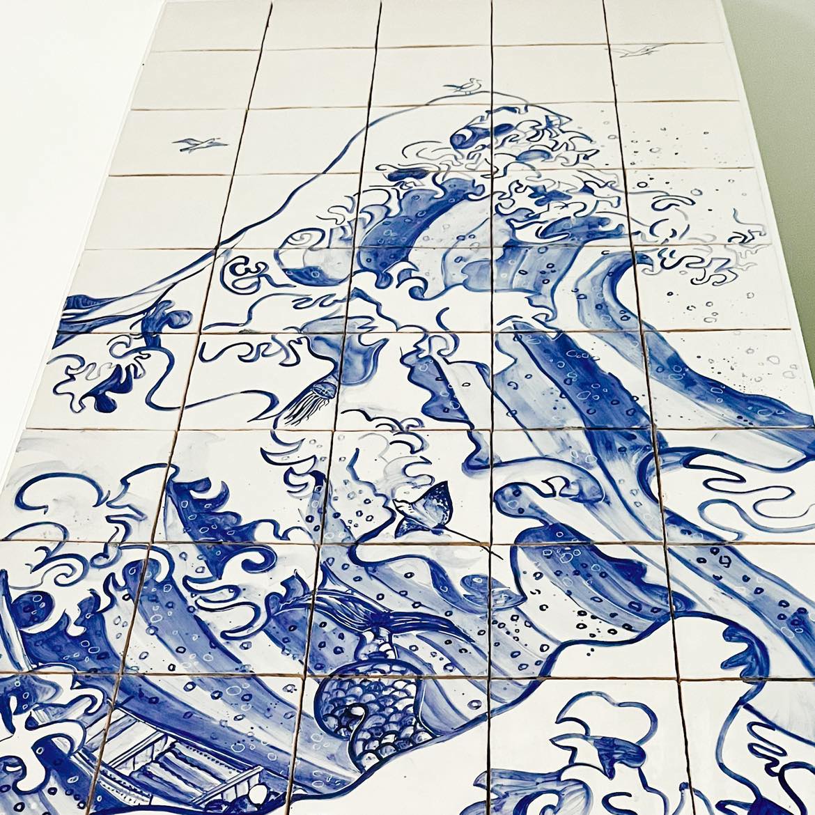 Obraz z Wielką Falą namalowany na kafelkach ceramicznych