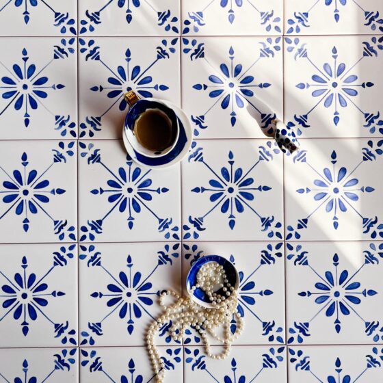 ten wzór namalowany ręcznie na kafelkach ceramicznych to Alegria