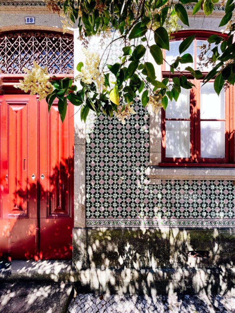 kamienica w Ovar ozdobiona kafelkami azulejos