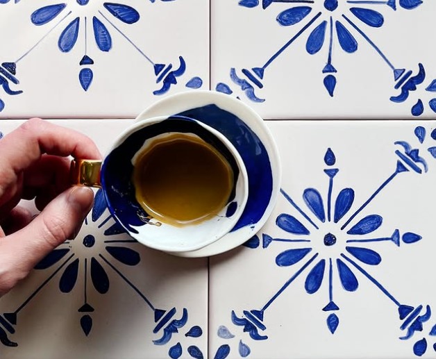 Fliżanka z porcelany i kafelki ręcznie malowane to świetny komplet!