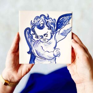 Niebieski pyzaty aniołek namalowany ręcznie na kafelku ceramicznym