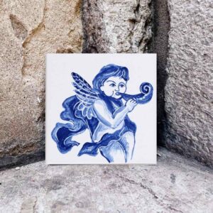 Aniołek namalowany na kafelku ceramicznym