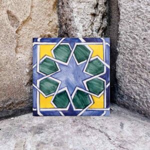 Geometryczna gwiazdka namalowana na kafelku, płytka idealna na prezent