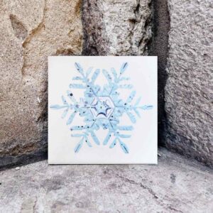 Błękitny płatek śniegu namalowany na kafelku idealnie nadaje się na prezent