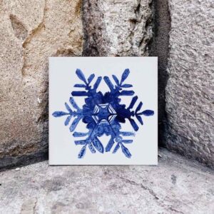 Granatowy płatek śniegu ręcznie namalowany na kafelku ceramicznym