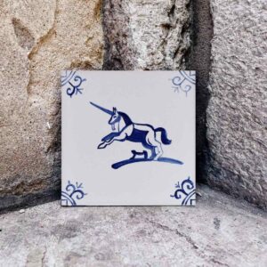 Niebieski jednorożec namalowany ręcznie na kafelku ceramicznym