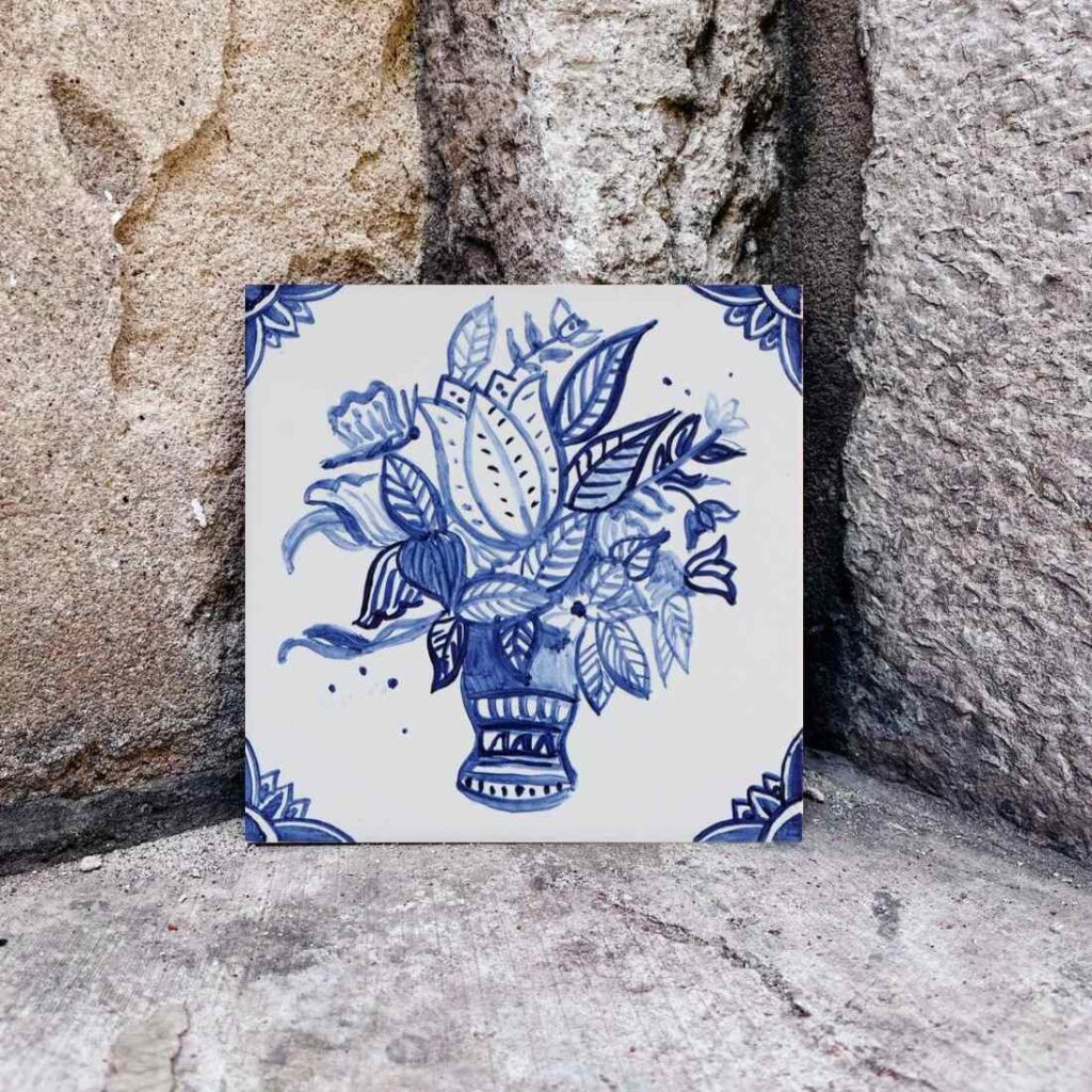 Kosz kwiatów namalowany na kafelku ceramicznym