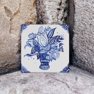 Kosz kwiatów namalowany na kafelku ceramicznym