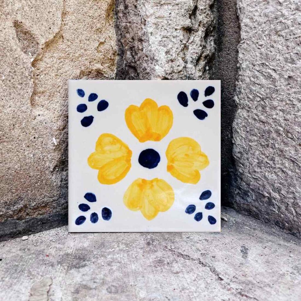 ręcznie malowany kafelek z żółtym kwiatkiem