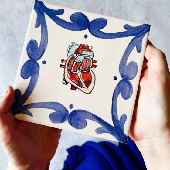 pojedynczy kafelek z ręcznie namalowanym sercem anatomicznym