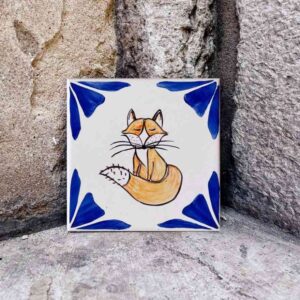 Rudy lis namalowany na kafelku, zainspirowany Małym księciem