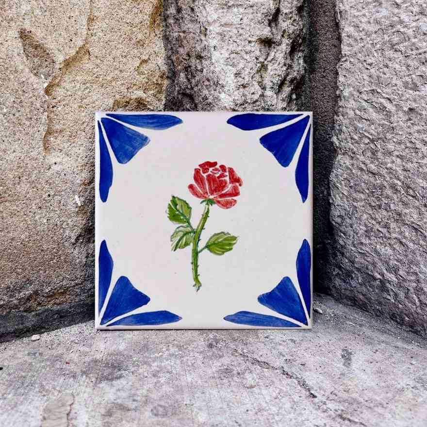 czerwona róża namalowana na kafelku ceramicznym
