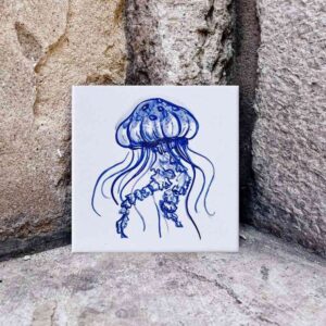 kafelek z ręcznie namalowaną niebieską meduzą.