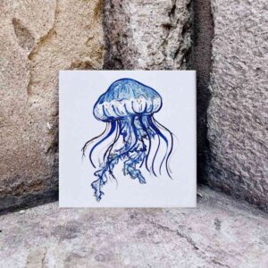 kafelek z ręcznie namalowaną kolorową meduzą.