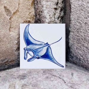 płaszczka kolorowa namalowana ręcznie na kafelku ceramicznym