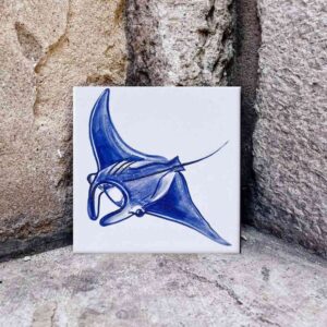 płaszczka niebieska namalowana ręcznie na kafelku ceramicznym