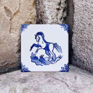 Koń w holenderskim stylu namalowany ręcznie na kafelku ceramicznym