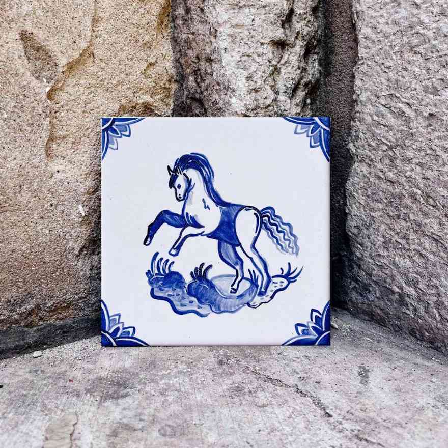 Koń w holenderskim stylu namalowany ręcznie na kafelku ceramicznym