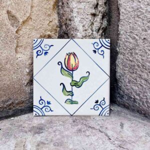 Kolorowy tulipan namalowany na kafelku ceramicznym - typowy wzór holenderski