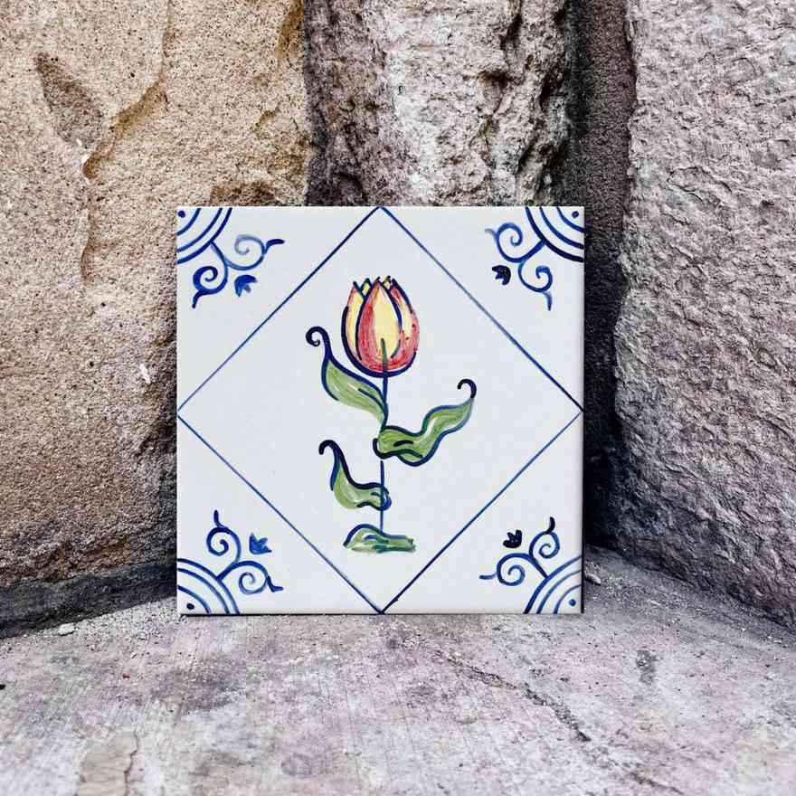 Kolorowy tulipan namalowany na kafelku ceramicznym - typowy wzór holenderski