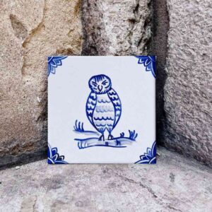 Sowa w holenderskim stylu namalowana ręcznie na kafelku ceramicznym