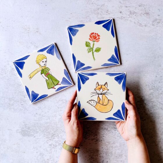 Lis, Książę i Róża - czyli najważniejsi bohaterowie "Małego Księcia" namalowani na kafelku