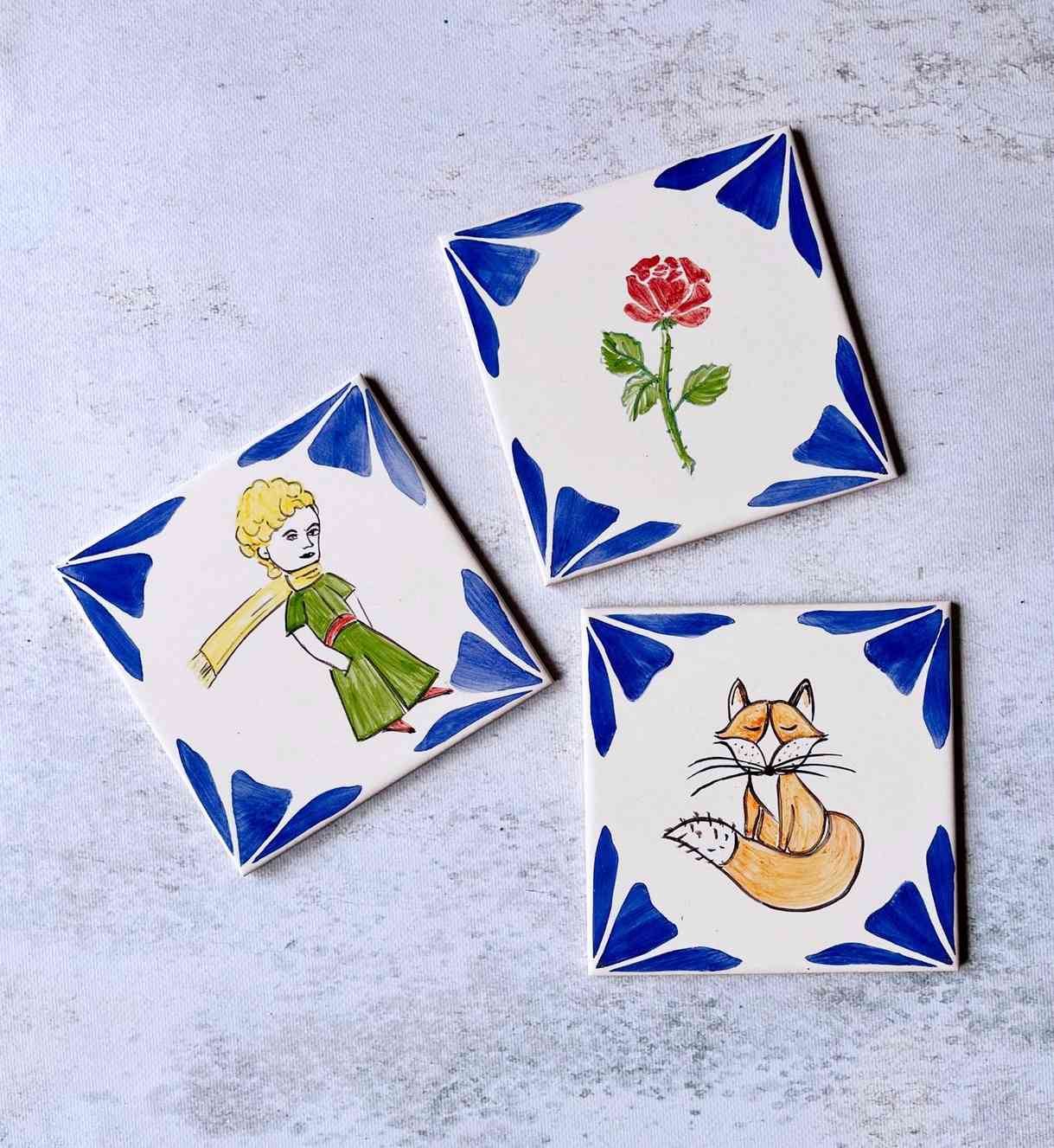 Trójka bohaterów kultowego "Małego Księcia" - projekt autorski namalowany na kafelku