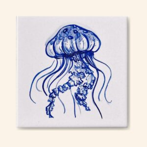 kafelek z ręcznie namalowaną niebieską meduzą.