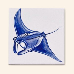 płaszczka niebieska namalowana ręcznie na kafelku ceramicznym