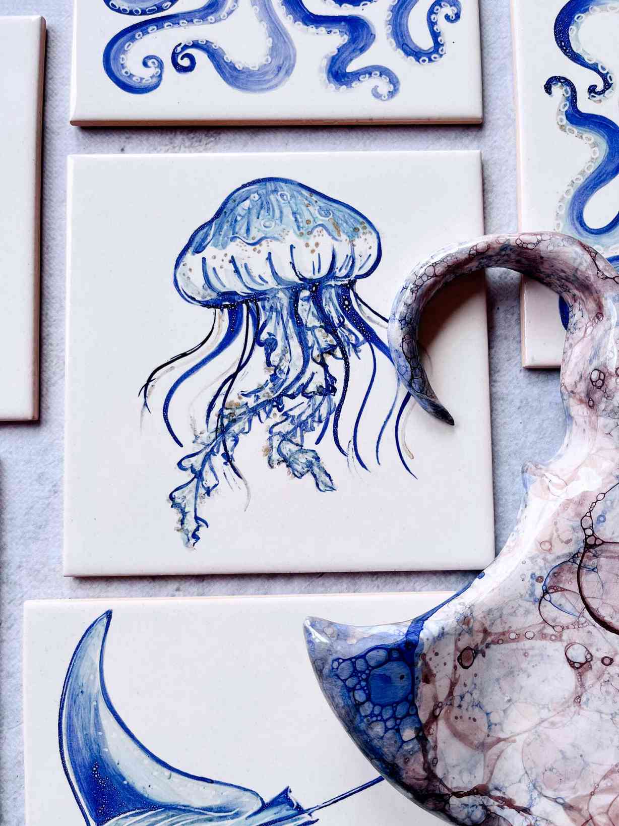 meduza kolorowa namalowana ręcznie na kafelku ceramicznym