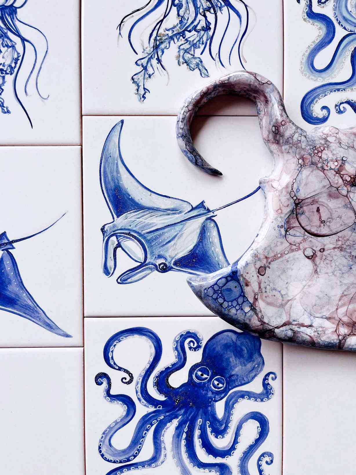 płaszczka kolorowa namalowana na kafelku ceramicznym